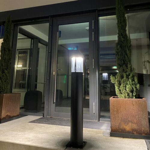 Leverbaar met satijn glas en met helder glas. De afzetpaal zelf in de kleuren: zwart, antraciet en roestkleur (Corten)